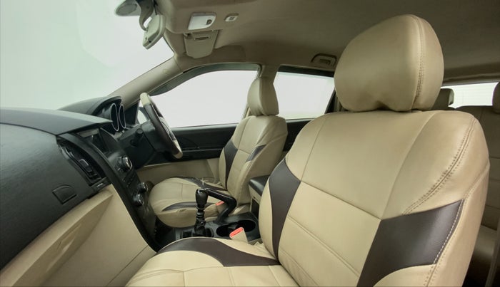 2018 Mahindra XUV500 W4, Diesel, Manual, 1,10,140 km, Right Side Front Door Cabin