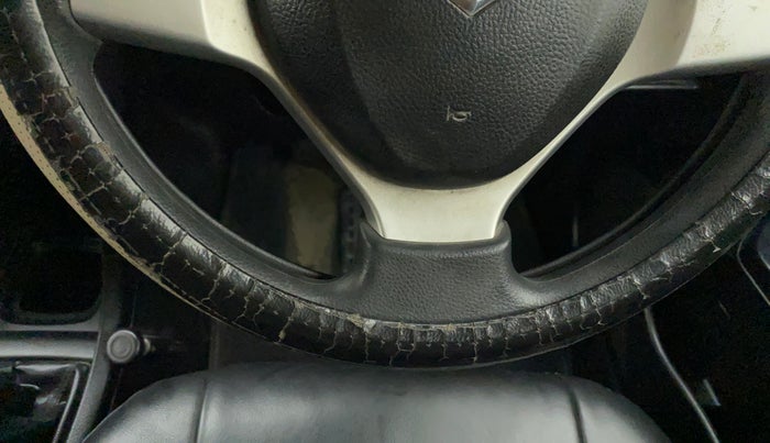 2013 Maruti Swift VXI, Petrol, Manual, 99,639 km, Steering wheel - Steering cover is minor torn