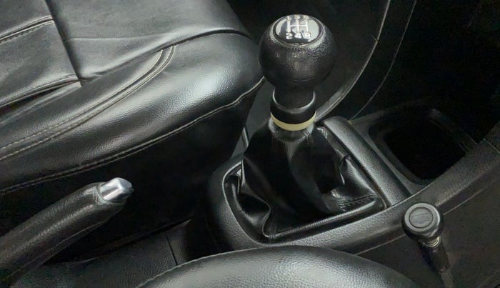 2013 Maruti Swift VXI, Petrol, Manual, 99,639 km, Gear lever - Boot cover slightly torn