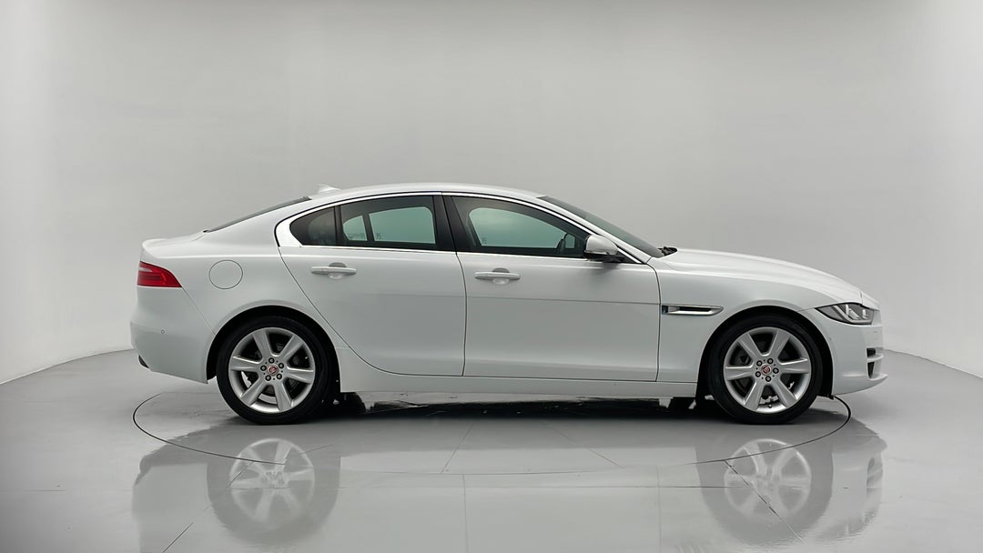2015 Jaguar XE 20d Prestige, Automatic, 68187 km, Right Side View