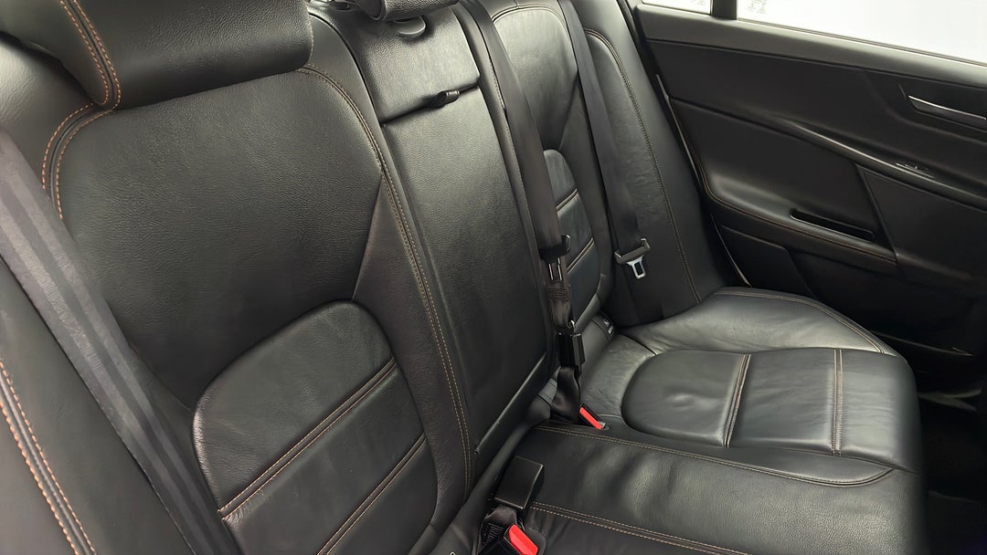 2015 Jaguar XE 20d Prestige, Automatic, 68187 km, Right Side Rear Door Cabin View