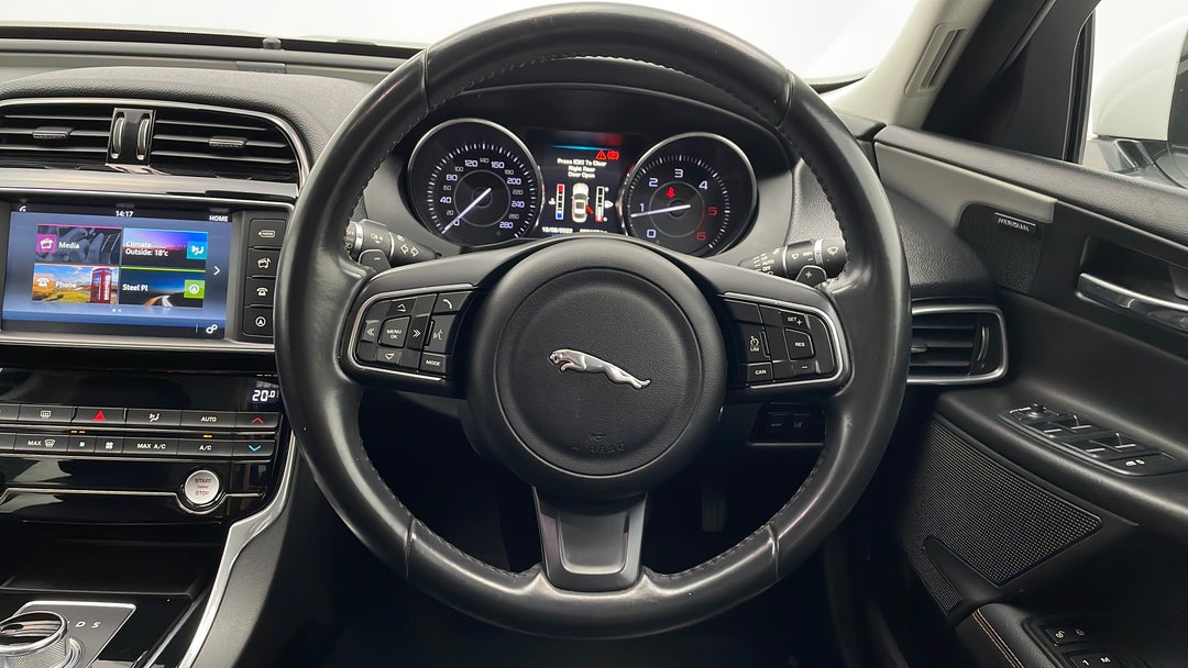 2015 Jaguar XE 20d Prestige, Automatic, 68187 km, Steering Wheel Close-up