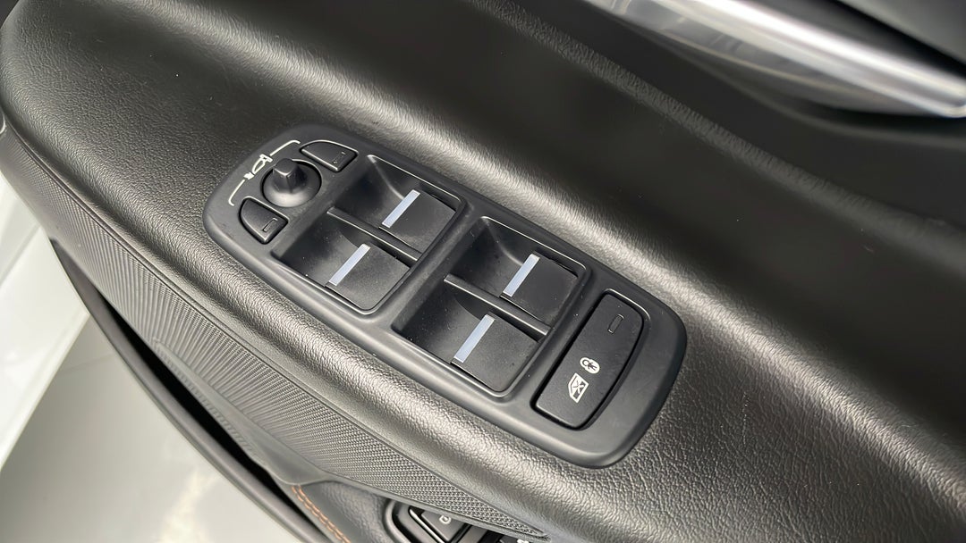 2015 Jaguar XE 20d Prestige, Automatic, 68187 km, Drivers Side Door Panel Controls