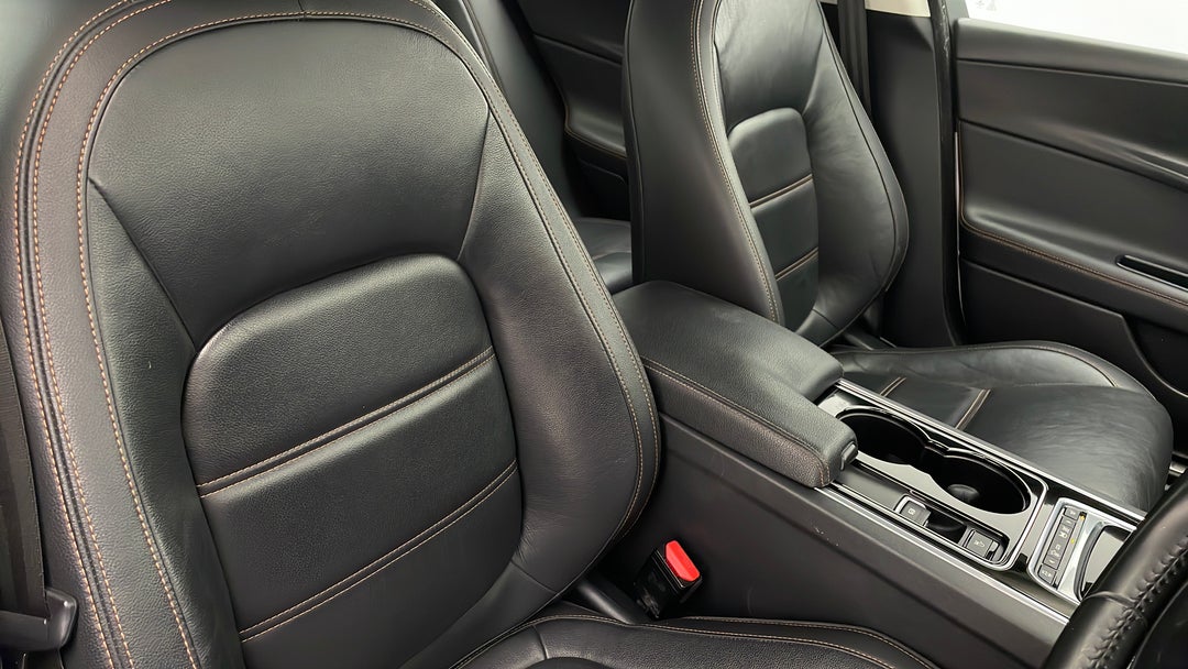 2015 Jaguar XE 20d Prestige, Automatic, 68187 km, Right Side Front Door Cabin View