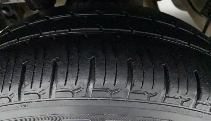 2016 Mahindra Kuv100 K4 6 STR, Petrol, Manual, 46,331 km, Right Rear Tyre Tread