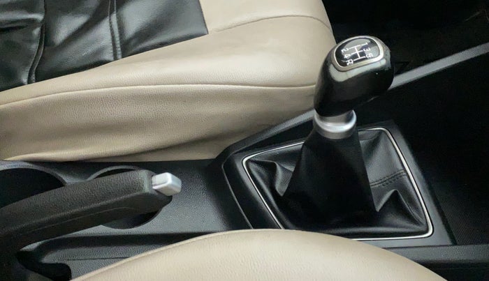 2016 Hyundai Elite i20 ASTA 1.2, Petrol, Manual, 58,970 km, Gear lever - Knob cover torn