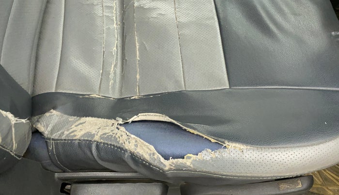 2012 Maruti Ritz ZXI, Petrol, Manual, 61,803 km, Driver seat - Cover slightly torn