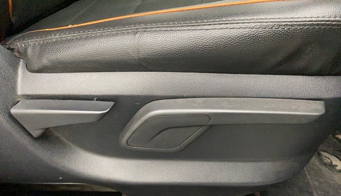 2017 Mahindra KUV 100 NXT K6+ P 6 STR, Petrol, Manual, 32,747 km, Driver Side Adjustment Panel