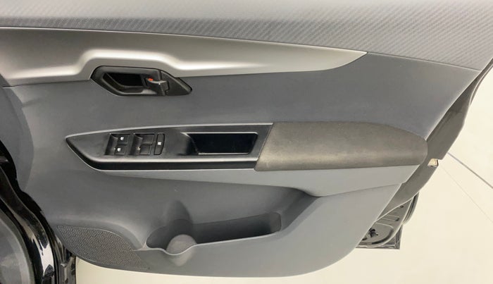 2017 Mahindra KUV 100 NXT K6+ P 6 STR, Petrol, Manual, 32,747 km, Driver Side Door Panels Control