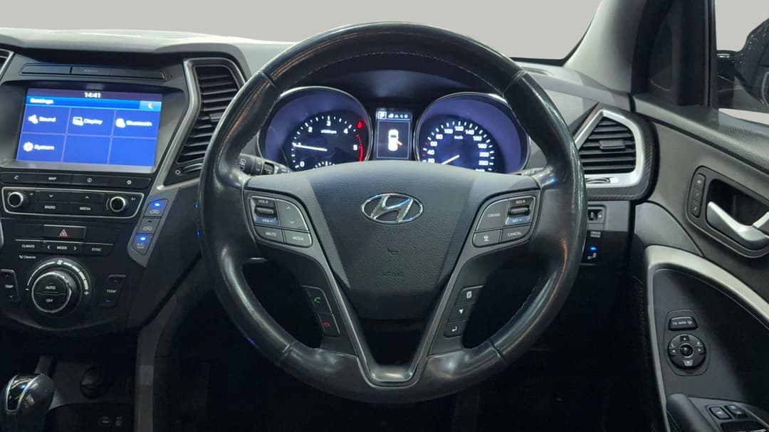2017 Hyundai Santa Fe Highlander Crdi (4x4), Automatic, 115111 km, Steering Wheel Close-up