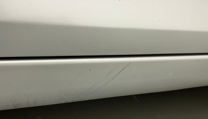 2014 Maruti Swift VXI, Petrol, Manual, 86,855 km, Right running board - Minor scratches