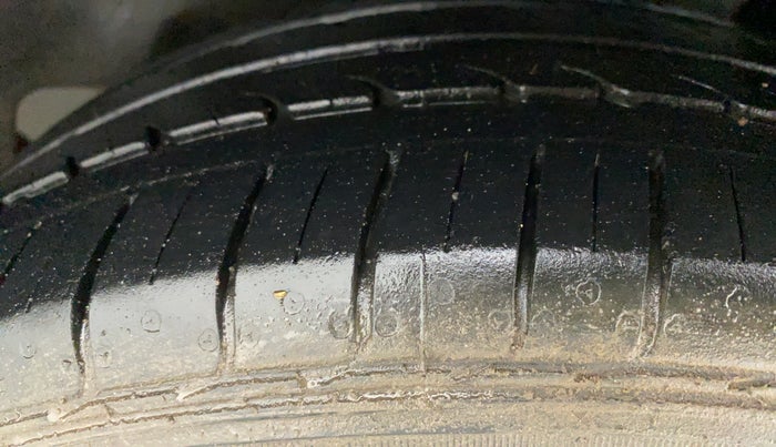 2018 Maruti Ciaz DELTA 1.5 SHVS VVT MT, Petrol, Manual, 29,219 km, Left Front Tyre Tread