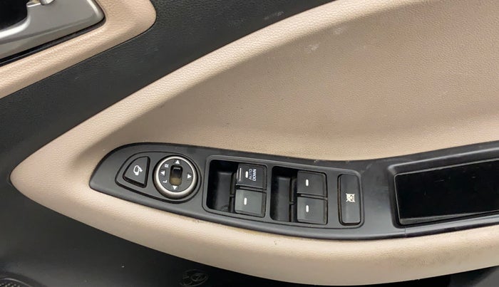 2018 Hyundai Elite i20 SPORTZ 1.2, Petrol, Manual, 54,755 km, Right front window switch / handle - Minor damage