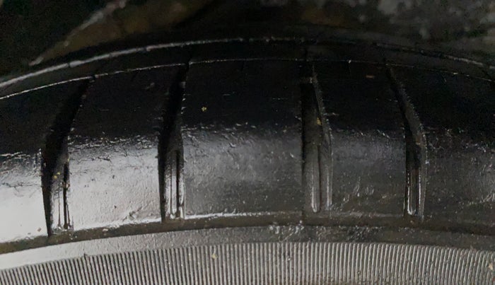 2011 Hyundai i10 MAGNA 1.2, Petrol, Manual, 1,04,481 km, Left Rear Tyre Tread