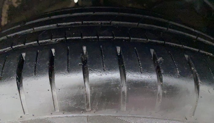 2019 Maruti Swift ZXI D, Petrol, Manual, 30,355 km, Right Front Tyre Tread