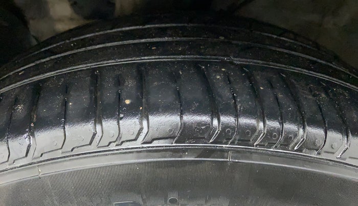 2016 Hyundai Creta 1.6 SX CRDI, Diesel, Manual, 1,99,598 km, Left Front Tyre Tread