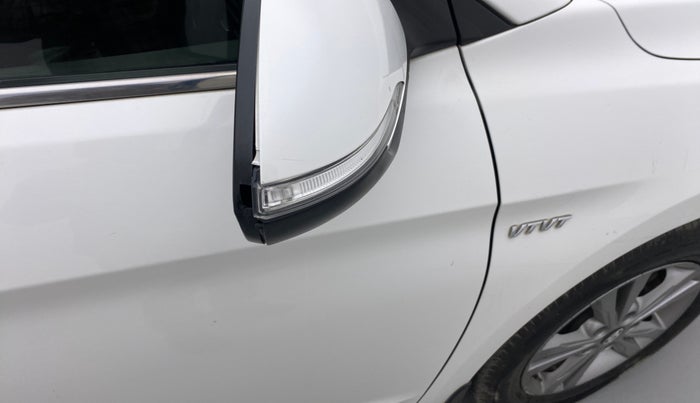 2017 Hyundai New Elantra 2.0 SX(O) AT PETROL, Petrol, Automatic, 69,854 km, Right rear-view mirror - Slight misalignment