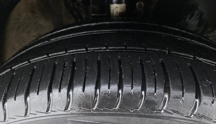 2013 Volkswagen Vento HIGHLINE PETROL, Petrol, Manual, 97,548 km, Right Front Tyre Tread