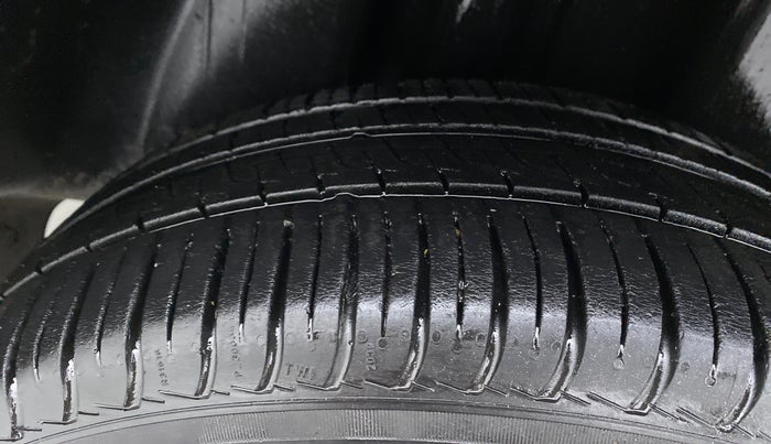 2013 Volkswagen Vento HIGHLINE PETROL, Petrol, Manual, 97,548 km, Right Rear Tyre Tread