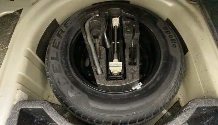 2011 Volkswagen Vento TRENDLINE 1.6, Petrol, Manual, 47,819 km, Spare Tyre