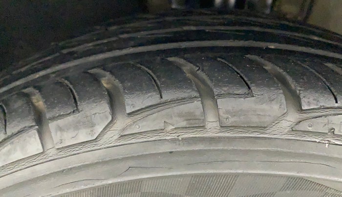 2011 Volkswagen Vento TRENDLINE 1.6, Petrol, Manual, 47,819 km, Left Front Tyre Tread