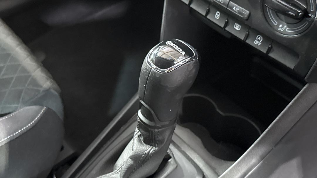 2018 SKODA Rapid Spaceback 92 Tsi, Automatic, 52040 km, Gear Lever Knob Wear