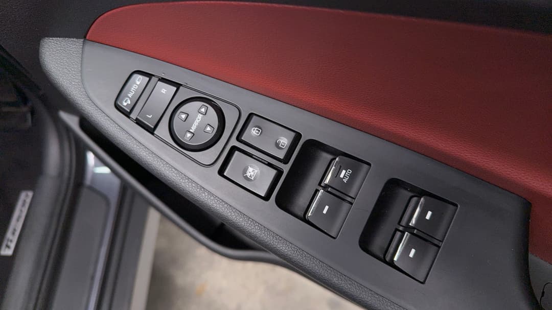 2018 Hyundai Tucson Highlander (AWD) Red, Automatic, 71783 km, Drivers Side Door Panel Controls