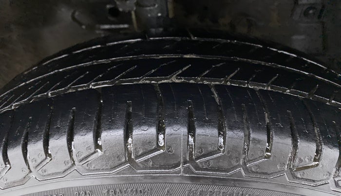 2017 Maruti Swift VXI, Petrol, Manual, 69,895 km, Right Front Tyre Tread