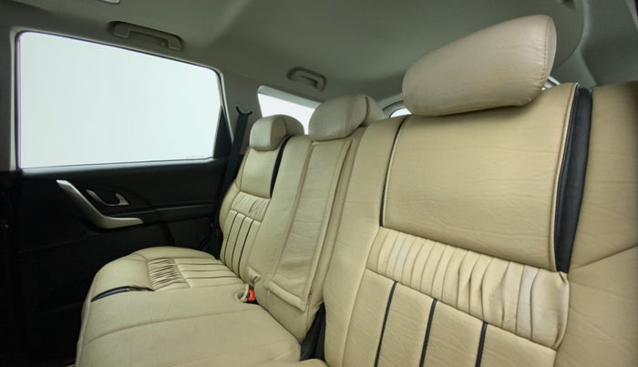 2019 Mahindra XUV500 W9, Diesel, Manual, 32,964 km, Right Side Rear Door Cabin