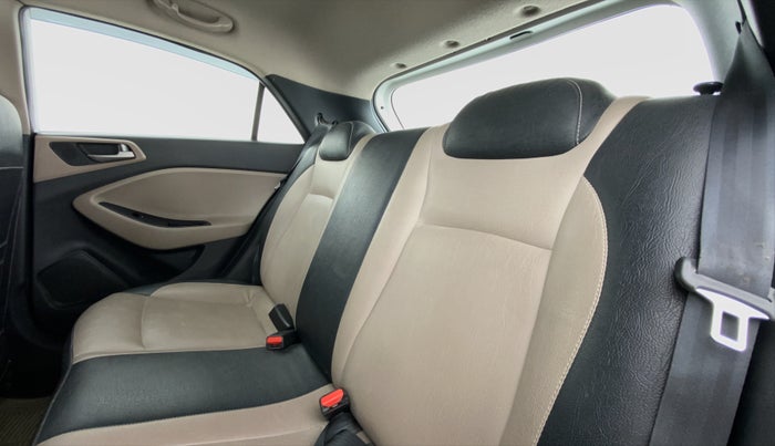 2015 Hyundai Elite i20 SPORTZ (O) 1.4, Diesel, Manual, 70,503 km, Right Side Rear Door Cabin