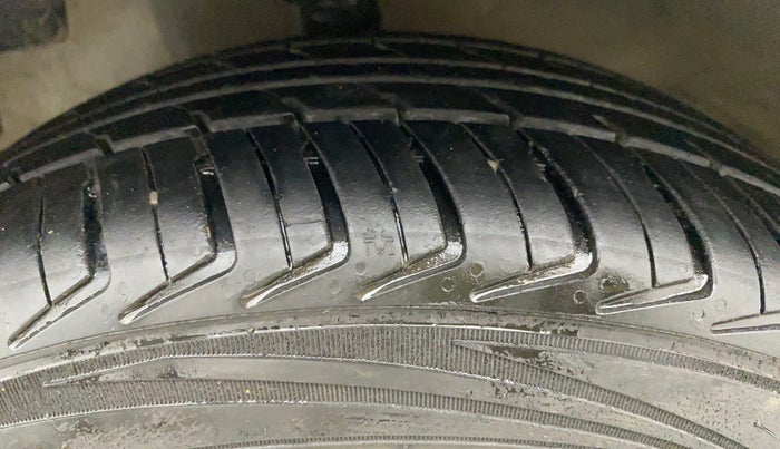 2015 Hyundai Eon MAGNA +, CNG, Manual, 43,489 km, Left Front Tyre Tread