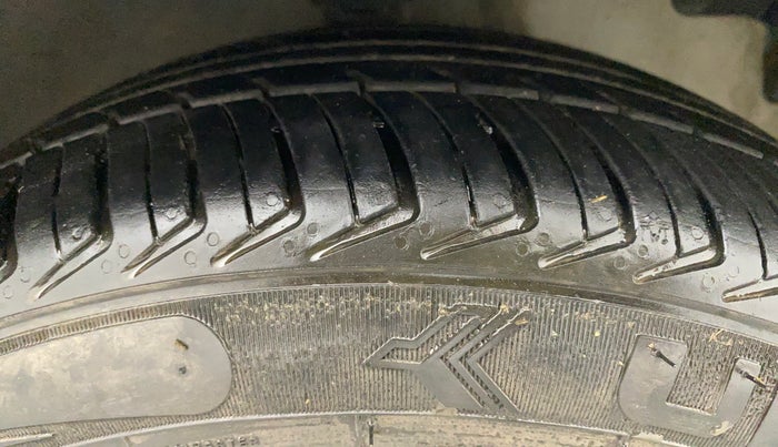 2015 Hyundai Eon MAGNA +, CNG, Manual, 43,489 km, Right Front Tyre Tread