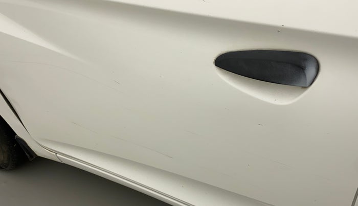 2015 Hyundai Eon MAGNA +, CNG, Manual, 43,489 km, Front passenger door - Minor scratches