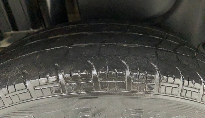 2014 Maruti Swift Dzire VXI, Petrol, Manual, 95,725 km, Right Rear Tyre Tread