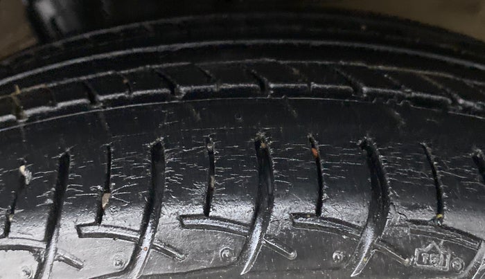 2017 Maruti Ciaz DELTA 1.4 VVT, Petrol, Manual, 40,708 km, Left Front Tyre Tread