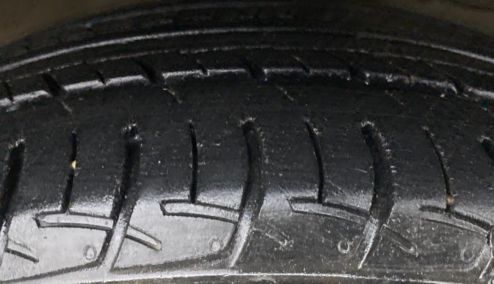 2017 Maruti Ciaz DELTA 1.4 VVT, Petrol, Manual, 40,708 km, Right Front Tyre Tread