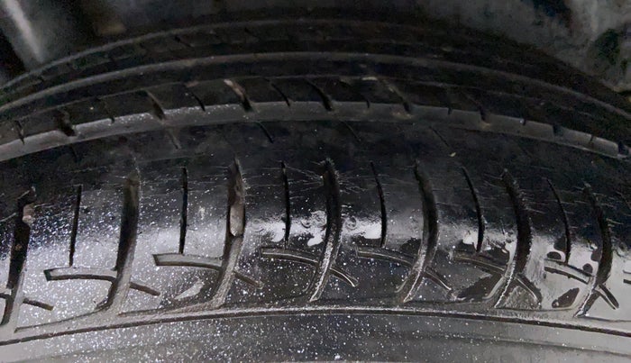 2014 Maruti Swift ZXI D, Petrol, Manual, 18,865 km, Right Front Tyre Tread