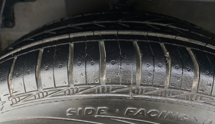 2017 Hyundai Eon MAGNA PLUS, Petrol, Manual, 38,452 km, Left Front Tyre Tread