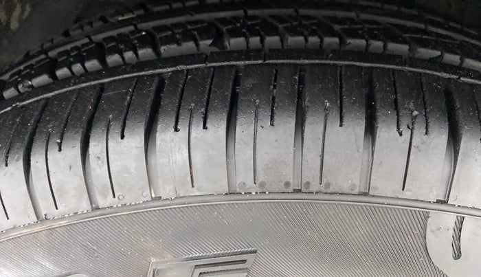 2013 Mahindra XUV500 W8 FWD, Diesel, Manual, 61,014 km, Left Front Tyre Tread