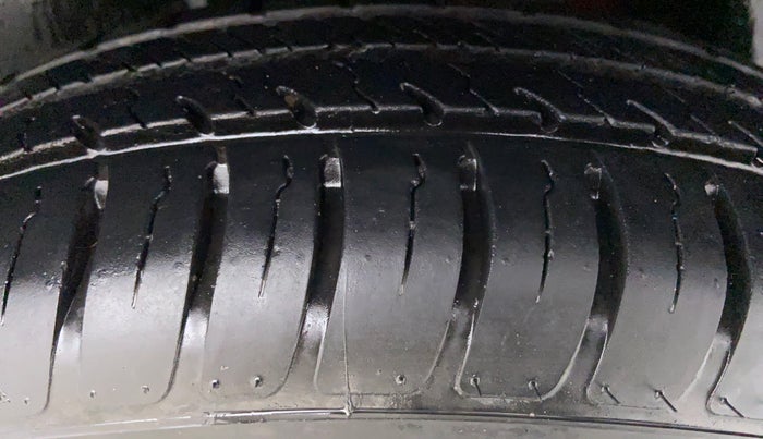 2018 Maruti Swift LXI D, Petrol, Manual, 9,825 km, Left Rear Tyre Tread