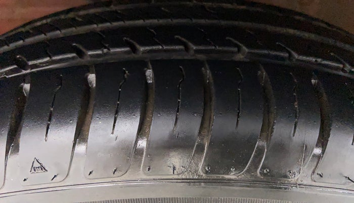 2018 Maruti Swift LXI D, Petrol, Manual, 9,825 km, Left Front Tyre Tread