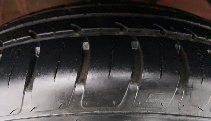 2018 Maruti Swift LXI D, Petrol, Manual, 9,825 km, Right Front Tyre Tread