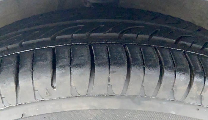 2014 Hyundai i10 MAGNA 1.1, Petrol, Manual, 62,815 km, Left Front Tyre Tread