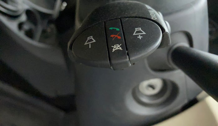 2014 Renault Duster 85 PS RXL DIESEL, Diesel, Manual, 1,14,950 km, Steering wheel - Phone control not functional