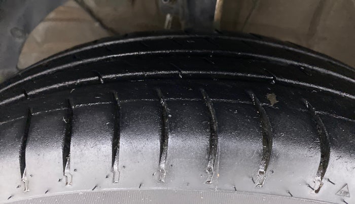 2019 Maruti Swift VXI, Petrol, Manual, 92,915 km, Left Front Tyre Tread