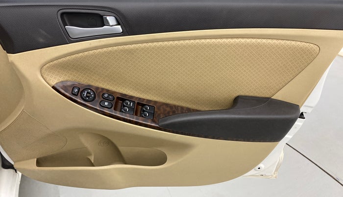 2015 Hyundai Verna FLUIDIC 4S1.6 VTVT SX O, Petrol, Manual, 81,180 km, Driver Side Door Panels Control