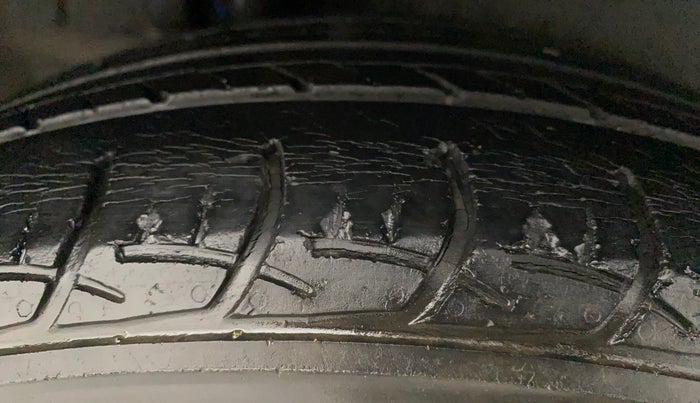 2015 Maruti Ertiga VXI CNG, CNG, Manual, 1,00,742 km, Right Rear Tyre Tread