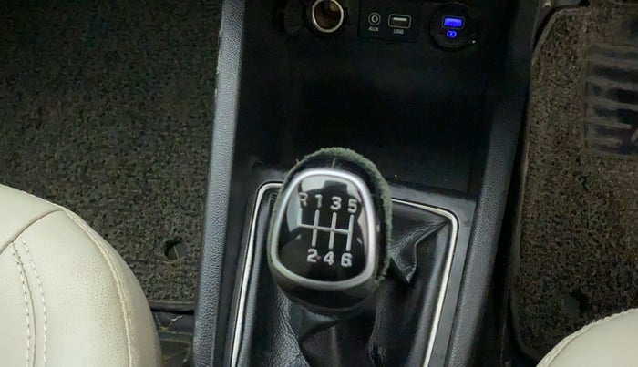 2018 Hyundai Elite i20 ASTA 1.4 CRDI (O), Diesel, Manual, 81,270 km, Gear lever - Knob cover torn