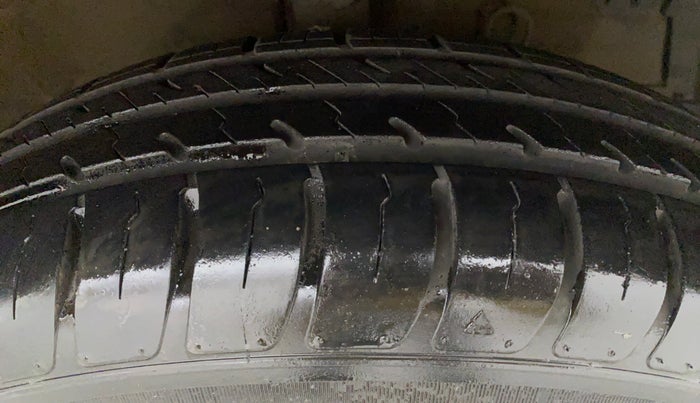 2013 Maruti Swift VXI D, Petrol, Manual, 43,787 km, Right Front Tyre Tread