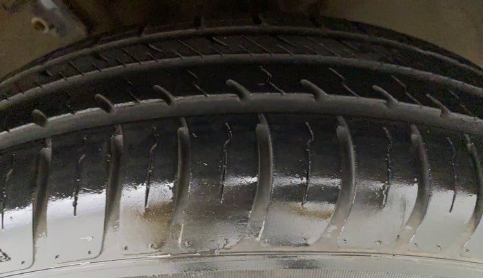 2013 Maruti Swift VXI D, Petrol, Manual, 43,787 km, Left Front Tyre Tread